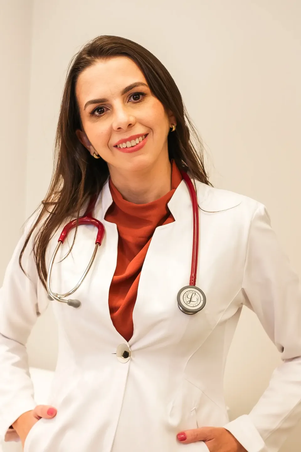 Dra. Kyara Ramalho com jaleco branco e estetoscópio, endocrinologista em São Paulo
